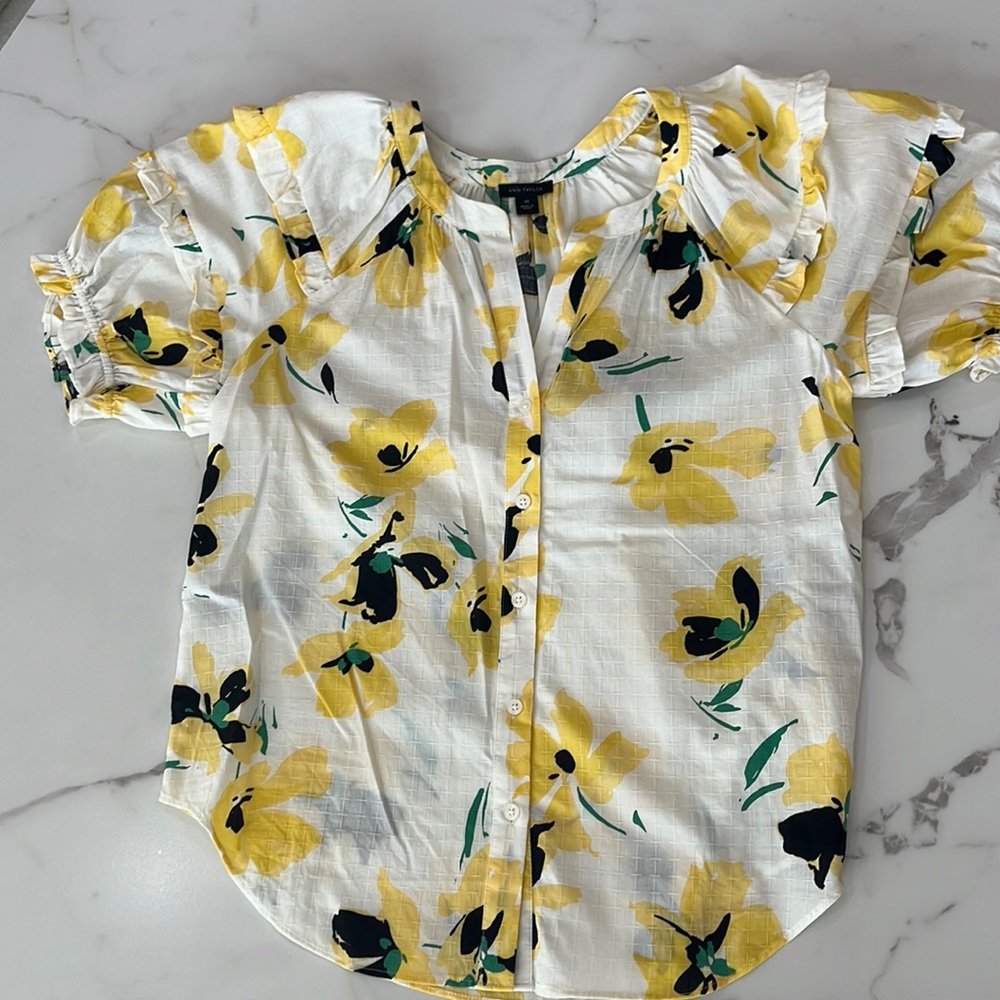 Ann Taylor. Size XS. Floral top